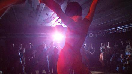 Eine Nacht in den 90er Jahren in einem Club (undatierte Aufnahme). Die dreiteilige Dokuserie „Exzess Berlin · Hauptstadt der Clubs“, die ab 07.09.2023 in der ARD-Mediathek zu sehen ist, erkundet das heutige Berliner Nachtleben und erzählt zugleich aus fünf Jahrzehnten Clubkultur.