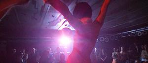 Eine Nacht in den 90er Jahren in einem Club (undatierte Aufnahme). Die dreiteilige Dokuserie „Exzess Berlin · Hauptstadt der Clubs“, die ab 07.09.2023 in der ARD-Mediathek zu sehen ist, erkundet das heutige Berliner Nachtleben und erzählt zugleich aus fünf Jahrzehnten Clubkultur.