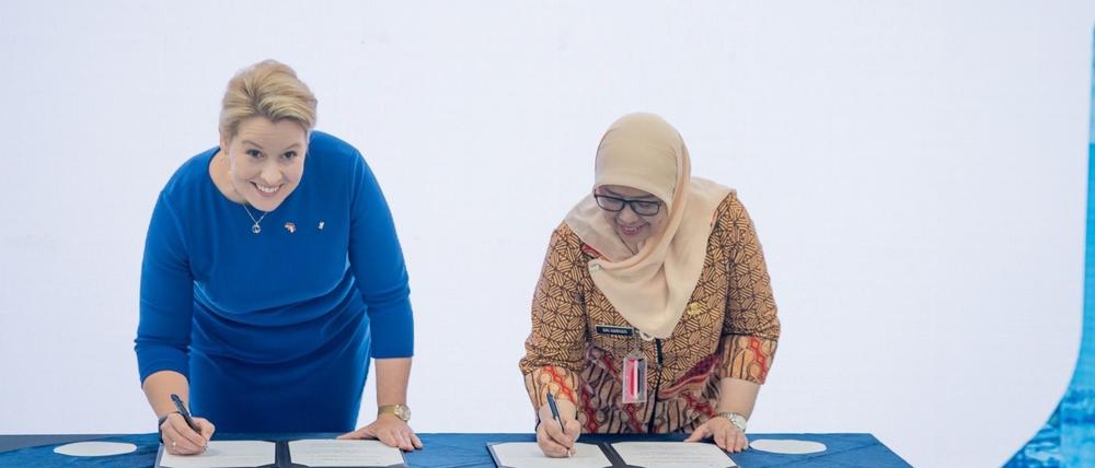 Berlins Wirtschaftssenatorin Franziska Giffey (SPD) unterzeichnete am Donnerstag in Jakarta mit iher Amtskollegin Sri Haryati ein Abkommen.