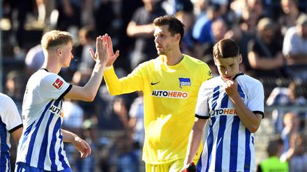 Rune Jarstein (Mitte) im Juli 2022 bei seinem letzten Einsatz für Hertha BSC.