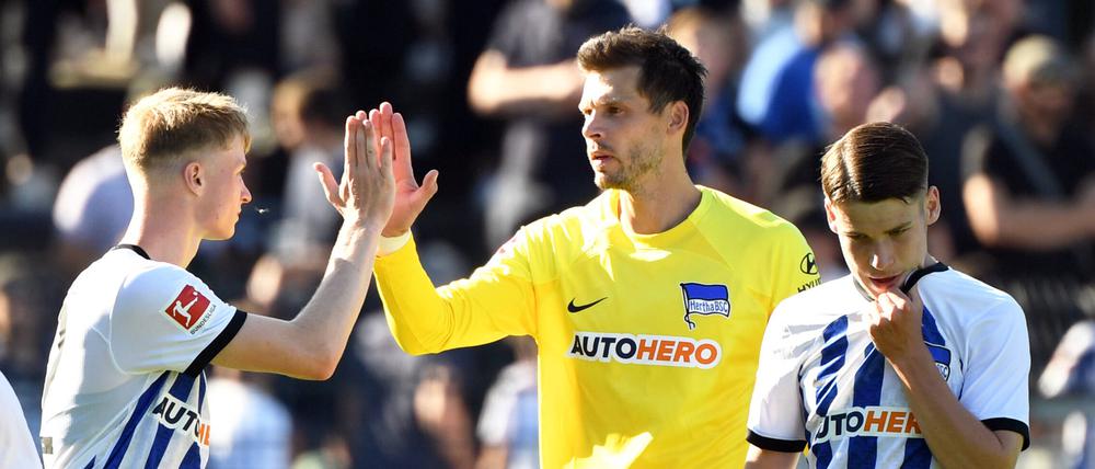 Rune Jarstein (Mitte) im Juli 2022 bei seinem letzten Einsatz für Hertha BSC.