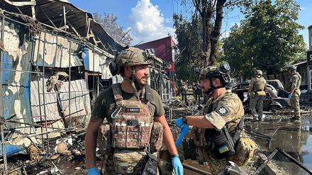 Ukrainische Soldaten führen am Mittwoch, dem 6. September 2023, in Kostiantynivka, Ukraine, Arbeiten auf dem Marktplatz von Kostiantynivka durch.