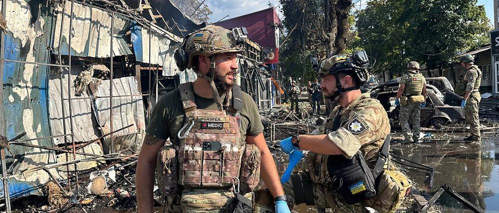 Ukrainische Soldaten führen am Mittwoch, dem 6. September 2023, in Kostiantynivka, Ukraine, Arbeiten auf dem Marktplatz von Kostiantynivka durch.