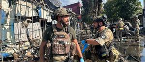 Ukrainische Soldaten führen am Mittwoch, dem 6. September 2023, in Kostiantynivka, Ukraine, Arbeiten auf dem Marktplatz von Kostiantynivka durch.
