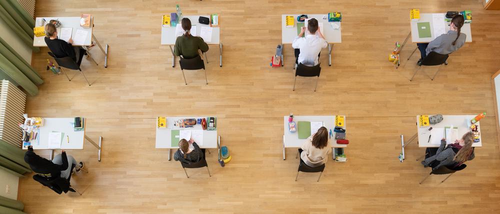 Schüler sitzen während der Abiturprüfung im Fach Biologie in der Aula im Sorbischen Gymnasium Bautzen auf ihren Plätzen. +++ dpa-Bildfunk +++ 