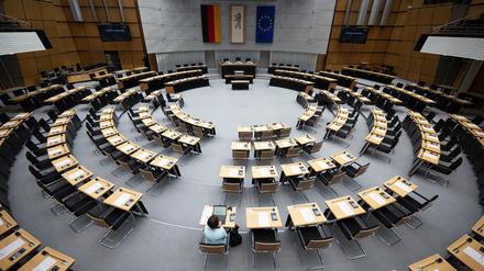 Eine Abgeordnete sitzt vor der 34. Plenarsitzung des Berliner Abgeordnetenhauses im Saal. Es ist die erste Sitzung nach der Sommerpause. Bestimmendes Thema ist die erste Lesung des Doppelhaushaltes 2024/2025.