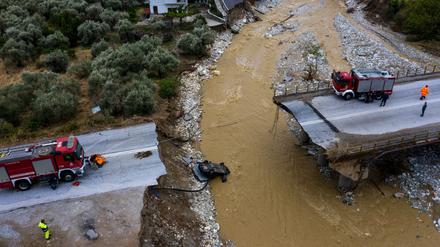 In der Region Thessalien sind die Überschwemmungen besonders katastrophal. Eine Brücke in Volos ist teilweise zerstört, ein Auto in die Tiefe gestürzt. 