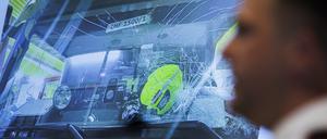 Christian Woletz, Berliner Feuerwehrmann, spricht vor der Darstellung eines beschädigten Feuerwehrwagens von seinen Erlebnissen in der Silvesternacht.