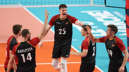 Lukas Maase (m.) und seine Teamkollegen freuen sich über zwei Satzsiege gegen Weltmeister Italien.