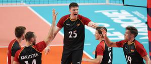 Lukas Maase (m.) und seine Teamkollegen freuen sich über zwei Satzsiege gegen Weltmeister Italien.