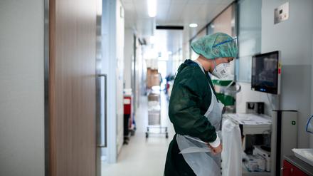 Eine Mitarbeiterin der Pflege steht auf dem Gang der Intensivstation des Universitätsklinikums in Essen. Die gesetzliche Krankenversicherung dürfte wohl im kommenden Jahr teurer werden.