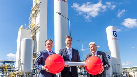 Air Liquide nahm diese Woche gemeinsam mit Brandenburgs Wirtschaftsministers Jörg Steinbach (re.) eine Anlage zur Luftzerlegung in Schwarzheide in Betrieb. 