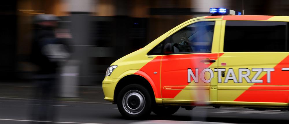 Potsdam, 23.10.2020 / Lokales / Coronakrise /
Rettungswagen, Notarzt, Notarztwagen, Einsatz, Blaulicht, Fahrzeug, in der Charlottenstraße,
Foto: Ottmar Winter PNN
ACHTUNG:
Foto ist ausschließlich für redaktionelle Berichterstattung der PNN und des TGSP! Eine kommerzielle Nutzung, z.B. Werbung, ist ausgeschlossen. Die Weitergabe an nicht autorisierte Dritte, insbesondere eine weitergehende Vermarktung über Bilddatenbanken, ist unzulässig.