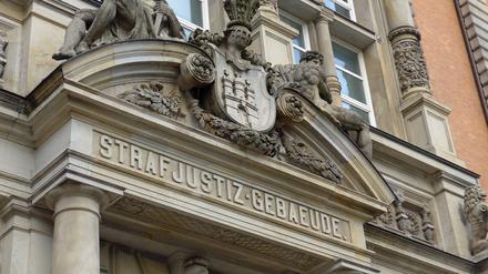Das Eingangsportal zum Hamburger Strafjustiz-Gebäude 