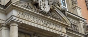 Das Eingangsportal zum Hamburger Strafjustiz-Gebäude
