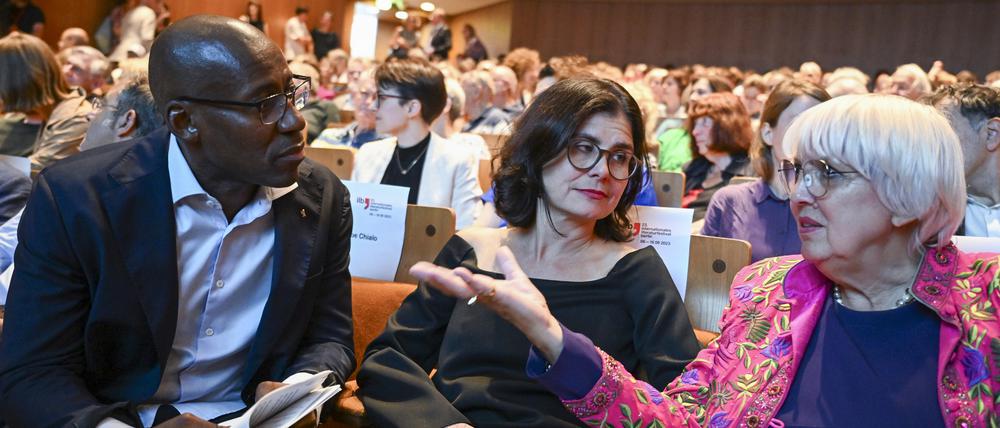 Joe Chialo (l-r, CDU), Berlins Kultursenator, Lavinia Frey, Leiterin des Literaturfestivals Berlin, und Claudia Roth Kulturstaatsministerin bei der Eröffnung des Internationalen Literaturfestivals Berlin in der Staatsbibliothek Potsdamer Straße.  