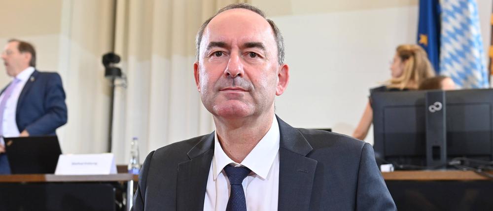 Hubert Aiwanger (Freie Wähler) vor Beginn der Sondersitzung zum Flugblatt-Skandal. 