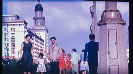 Alice Zadek mit ihrer Tochter Ruth und ihrem Neffen David Hopp auf der Stalinallee (Karl-Marx-Allee), Berlin ca. 1956.
