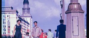 Alice Zadek mit ihrer Tochter Ruth und ihrem Neffen David Hopp auf der Stalinallee (Karl-Marx-Allee), Berlin ca. 1956