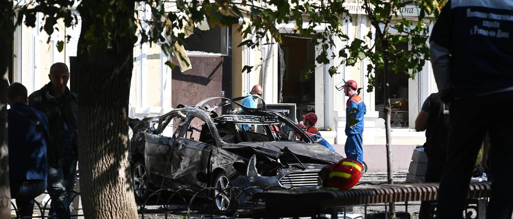 Ein kaputtes Auto nach dem Drohnenangriff auf Rostow am Don in Russland.