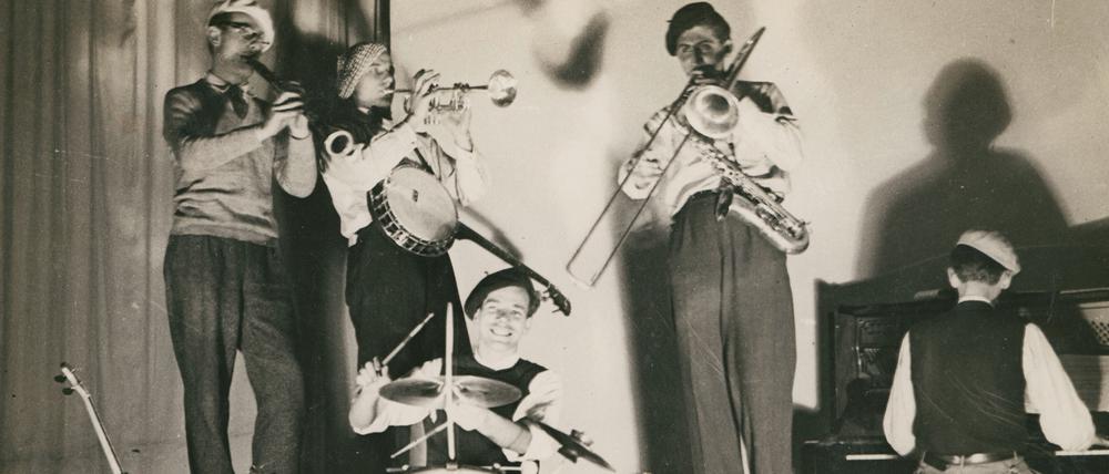 Die Bauhaus-Kapelle spielt bei einem Fest in Dessau, Foto aus dem Jahr 1930