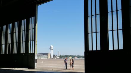 Licht und Schatten liegen am Denkmal „Flughafen Tempelhof“ dicht beieinander.