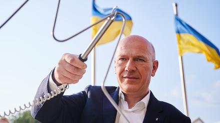 Kai Wegner (CDU), Regierender Bürgermeister von Berlin, testet seine ruhige Hand beim Berliner Hoffest vor dem Roten Rathaus beim Stand der BVG.