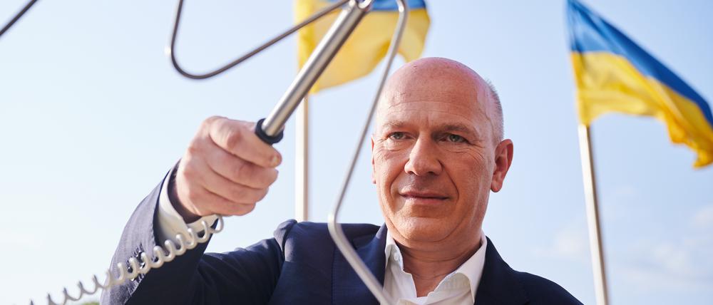Kai Wegner (CDU), Regierender Bürgermeister von Berlin, testet seine ruhige Hand beim Berliner Hoffest vor dem Roten Rathaus beim Stand der BVG.