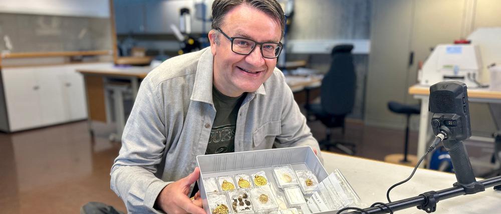 Der Norweger Erlend Bore präsentiert seinen Goldfund. 