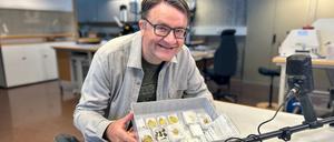 Der Norweger Erlend Bore präsentiert seinen Goldfund. 