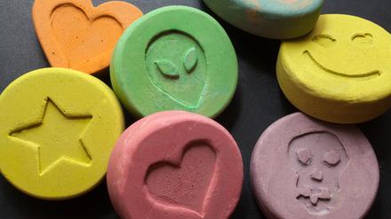Im Kofferraum eines Fahrdienst-Wagens wurden in einem Rollkoffer mehr als 17 Kilogramm Ecstasy-Tabletten sichergestellt.