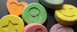 Kurzes Glück in allen Farben. Auswahl von Ecstasy-Tabletten.