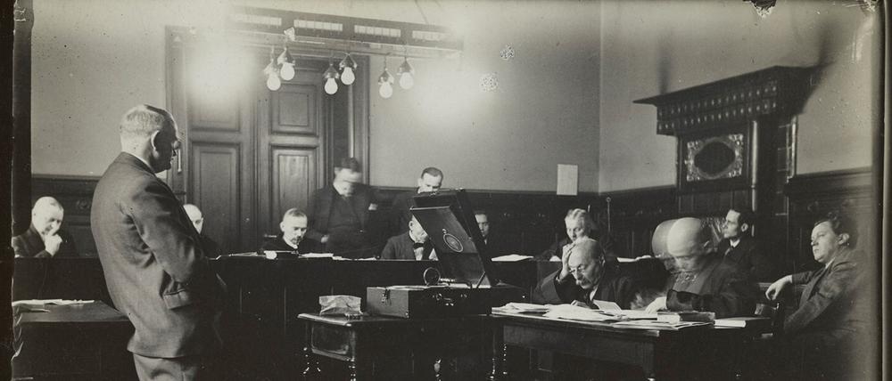 Politisch motivierter Gerichtsprozess gegen den kommunistischen Autor Erich Weinert im Jahr 1931.