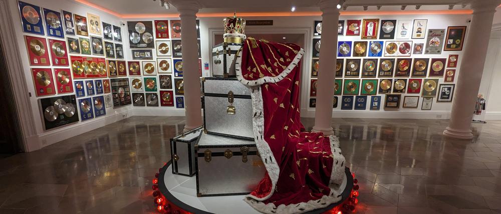 Eine Krone und eine Robe, die Freddie Mercury auf der „Magic Tour“ auf der Bühne trug.