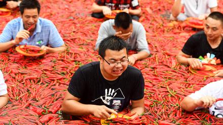 Ein Scharfesswettbewerb mit Chili in China. 