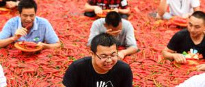 Ein Scharfesswettbewerb mit Chili in China. 
