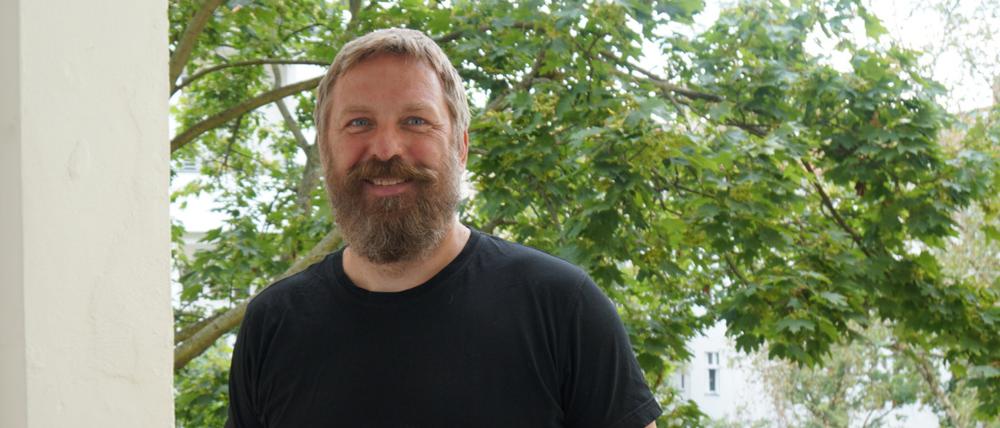 Holger Thiel auf dem Balkon seiner Praxis am Kurfürstendamm.