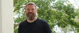 Holger Thiel auf dem Balkon seiner Praxis am Kurfürstendamm.