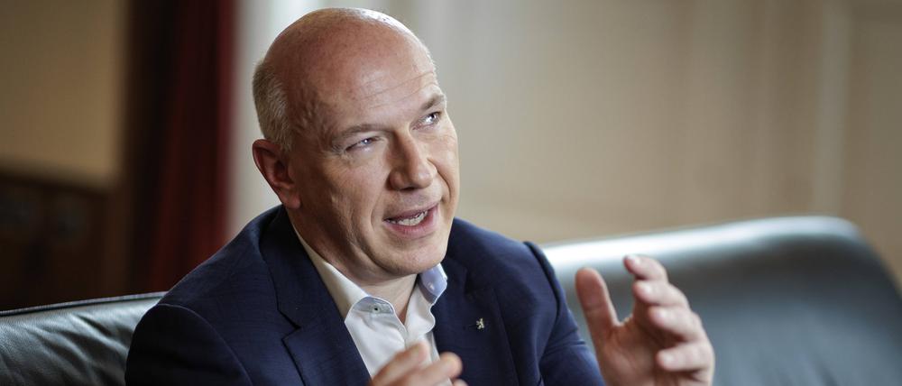 Kai Wegner, Regierender Buergermeister von Berlin, aufgenommen im Rahmen eines Interviews.