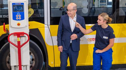 Foto: BVG/Andreas Süß; Auszubildende Emily Nikolay zeigt Olaf Scholz die Kfz-Werkstatt auf dem neuen Ausbildungs-Campus der BVG