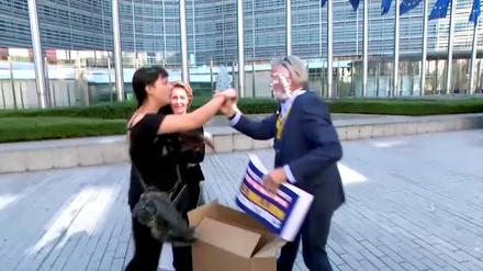 Ryanair-CEO Michael O’Leary wird während einer Pressekonferenz vor der EU-Kommission in Brüssel von einer Sahnetorte im Gesicht getroffen.