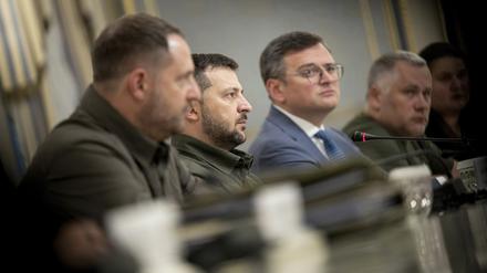 Der ukrainische Präsident Wolodymyr Selenskyj neben seinem Außenminister Dmytro Kuleba