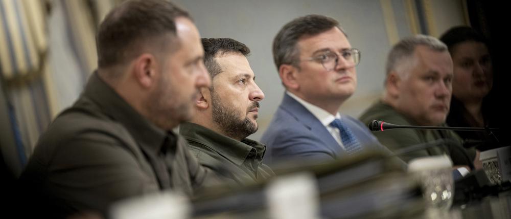 Der ukrainische Präsident Wolodymyr Selenskyj neben seinem Außenminister Dmytro Kuleba