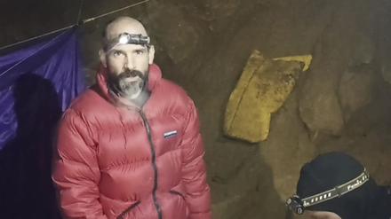 HANDOUT - 07.09.2023, Türkei, Anamur: In diesem Standbild aus einem Video spricht der amerikanische Höhlenforscher Mark Dickey neben einem Kollegen in der Morca-Höhle bei Anamur in die Kamera. 