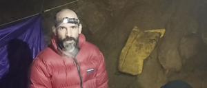 HANDOUT - 07.09.2023, Türkei, Anamur: In diesem Standbild aus einem Video spricht der amerikanische Höhlenforscher Mark Dickey neben einem Kollegen in der Morca-Höhle bei Anamur in die Kamera. 