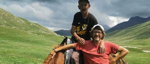 Matthias Michel mit einem Hirten in Kirgistan. 