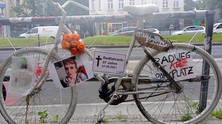 An der Unfallstelle von Laëtitia Graffart an der Frankfurter Allee erinnert ein weißes Fahrrad an die Getötete.
