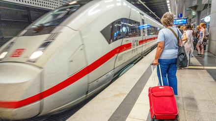 Ein ICE am Hauptbahnhof in Berlin (Archivbild).