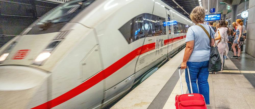 Ein ICE am Hauptbahnhof in Berlin (Archivbild).