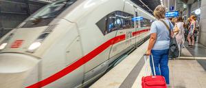 Ein ICE am Hauptbahnhof in Berlin (Archivbild).